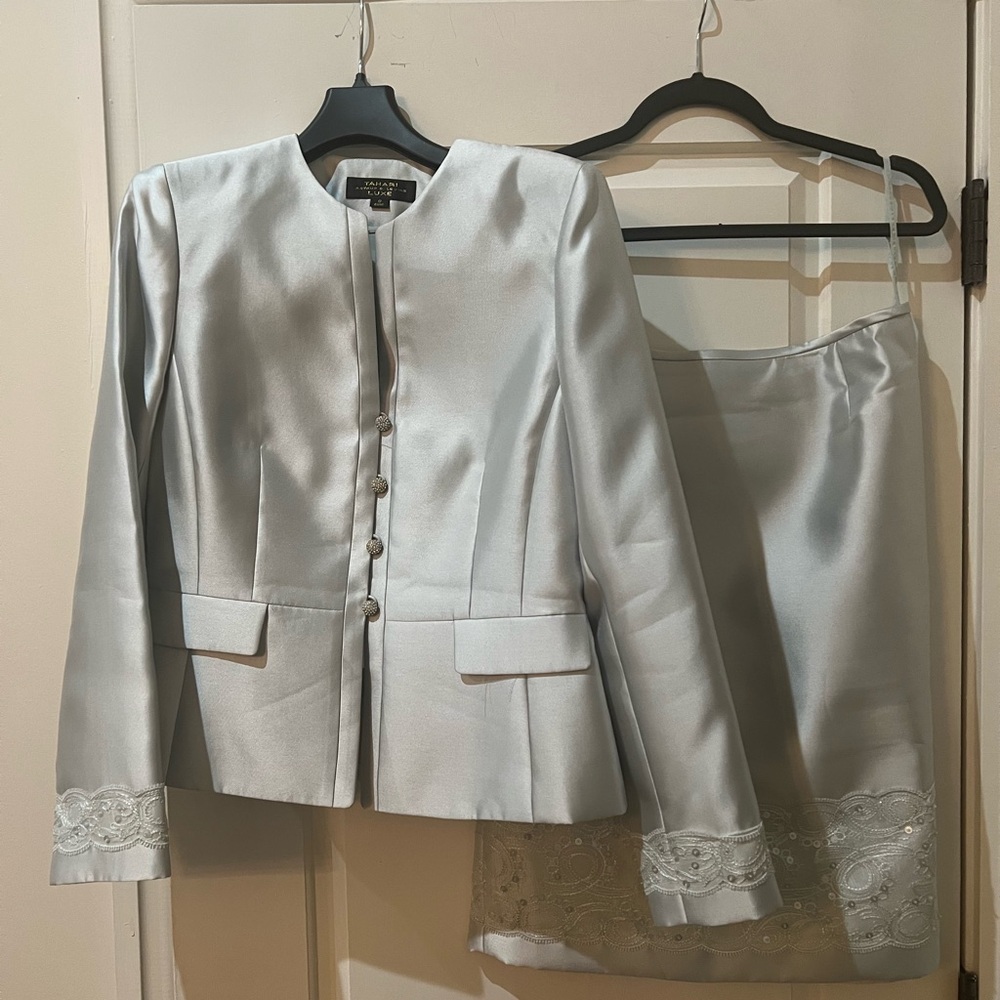 Tahari Luxe Silver Blue Skirt Suit Set Sz 6 – Lace Trim & Rhinestone Buttons